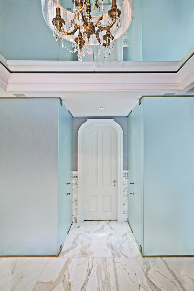 Aménagement d'une salle de bain bord de mer avec une douche à l'italienne et un carrelage blanc.