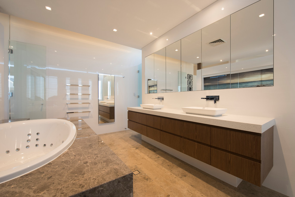 Foto di una grande stanza da bagno padronale moderna con ante marroni, piastrelle marroni, piastrelle in pietra, pareti bianche e top in superficie solida