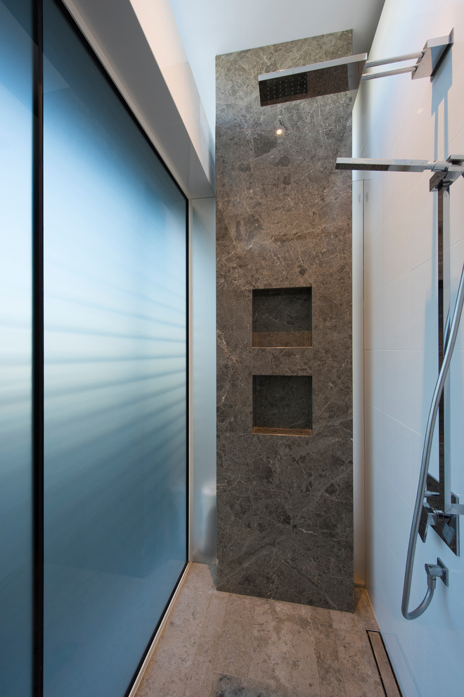 Esempio di una grande stanza da bagno padronale moderna con piastrelle in pietra