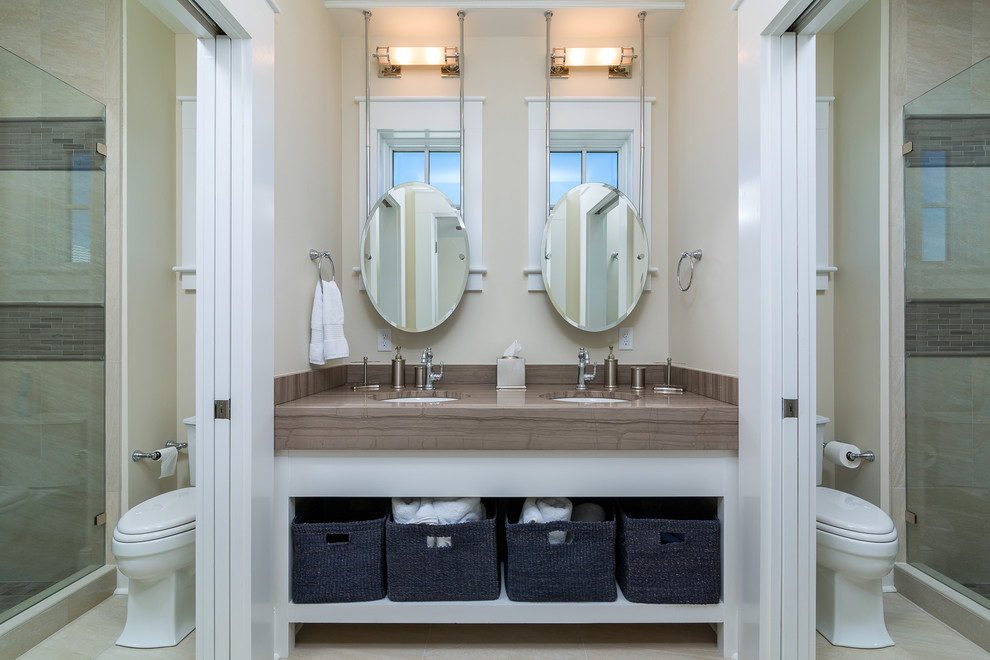 Идея дизайна: большая ванная комната в морском стиле с врезной раковиной, белыми фасадами, столешницей из гранита, открытым душем, унитазом-моноблоком, бежевой плиткой, керамогранитной плиткой, белыми стенами, полом из керамогранита и открытыми фасадами