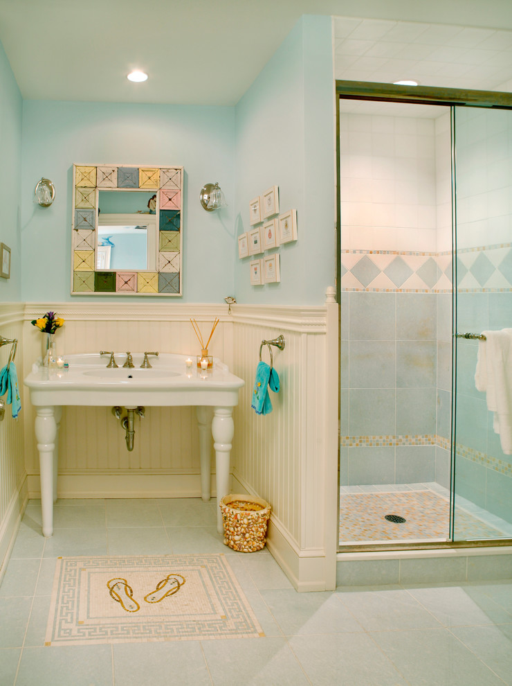 Diseño de cuarto de baño marinero con suelo de mármol y suelo azul