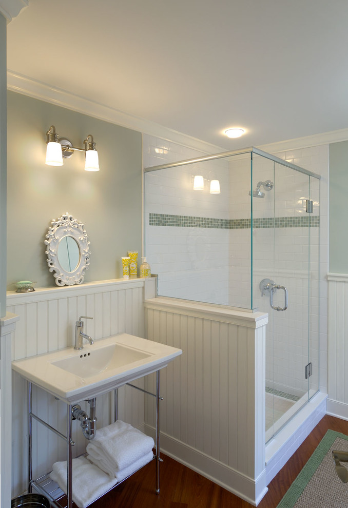 Mittelgroßes Maritimes Duschbad mit Duschnische, grüner Wandfarbe, dunklem Holzboden und Waschtischkonsole in Boston