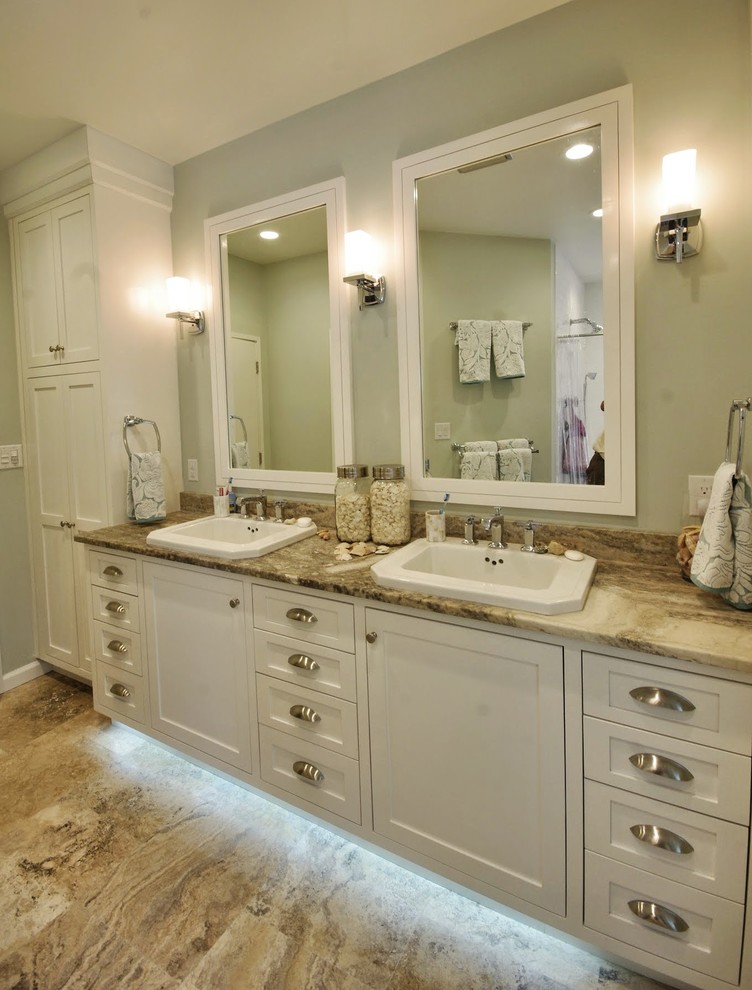 Immagine di una stanza da bagno padronale stile marino con ante con riquadro incassato, ante bianche, top in marmo e piastrelle in pietra