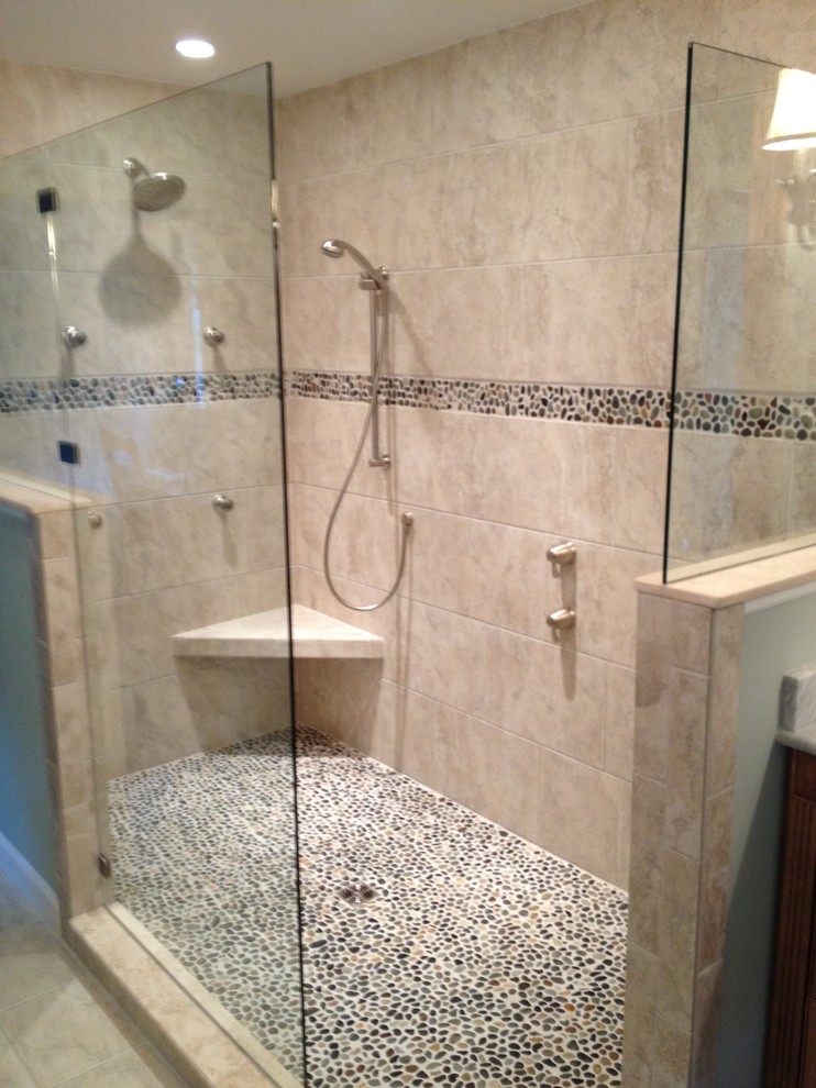 Diseño de cuarto de baño clásico renovado con ducha empotrada y suelo de baldosas tipo guijarro