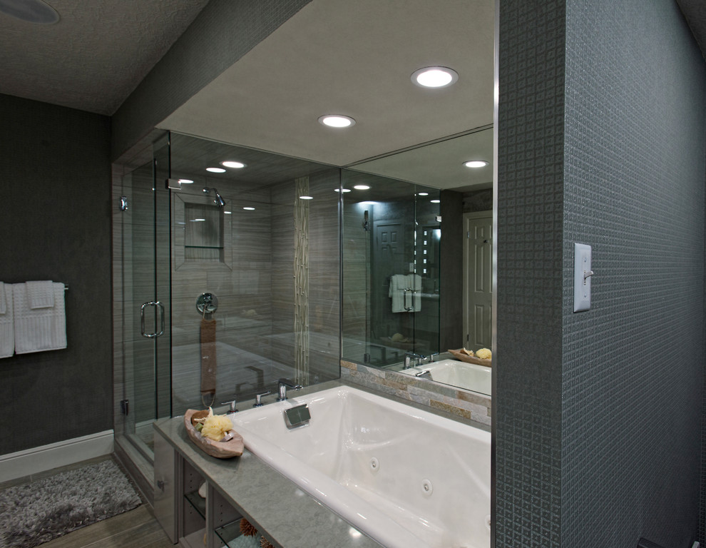 Свежая идея для дизайна: большая главная ванная комната в современном стиле с накладной раковиной, плоскими фасадами, серыми фасадами, столешницей из искусственного камня, накладной ванной, угловым душем, раздельным унитазом, серой плиткой, керамогранитной плиткой, серыми стенами и полом из керамогранита - отличное фото интерьера