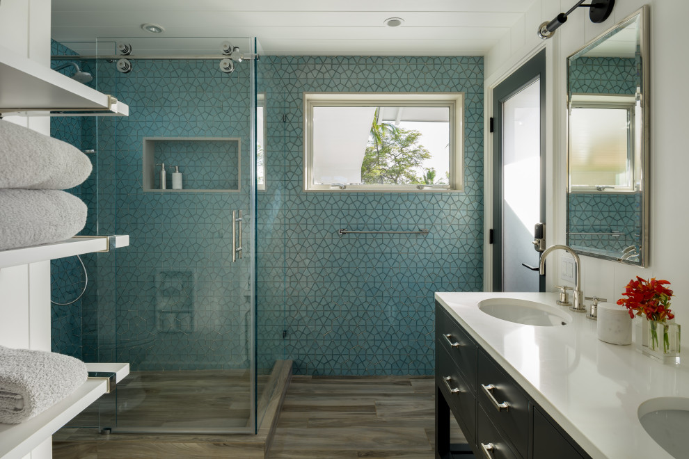 Идея дизайна: ванная комната среднего размера в морском стиле с плоскими фасадами, серыми фасадами, угловым душем, унитазом-моноблоком, синей плиткой, керамической плиткой, синими стенами, полом из керамогранита, врезной раковиной, столешницей из искусственного кварца, серым полом, душем с раздвижными дверями, белой столешницей, тумбой под одну раковину, напольной тумбой, потолком из вагонки и панелями на части стены