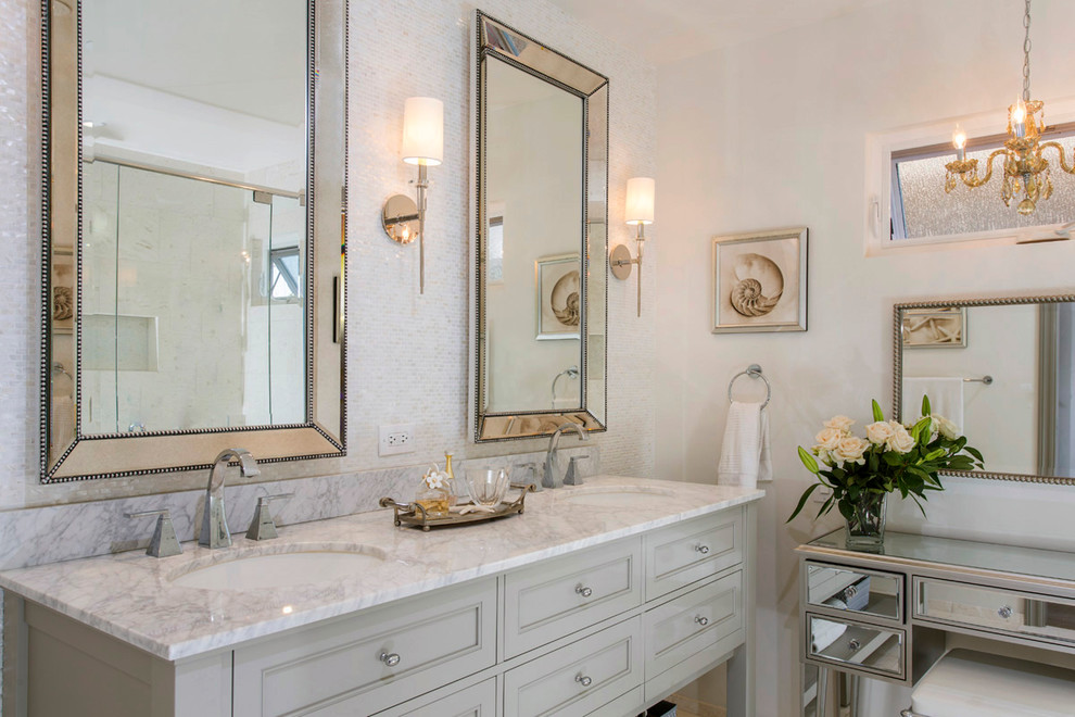 Пример оригинального дизайна: главная ванная комната в стиле неоклассика (современная классика) с фасадами с утопленной филенкой, серыми фасадами, душем без бортиков, белой плиткой, плиткой из листового стекла, серыми стенами, полом из известняка, врезной раковиной и мраморной столешницей