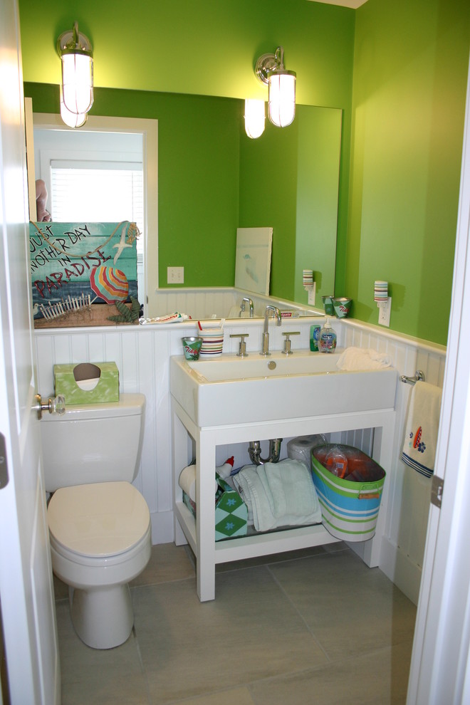 Свежая идея для дизайна: маленькая ванная комната в морском стиле с монолитной раковиной, раздельным унитазом, зелеными стенами, полом из керамической плитки и душевой кабиной для на участке и в саду - отличное фото интерьера