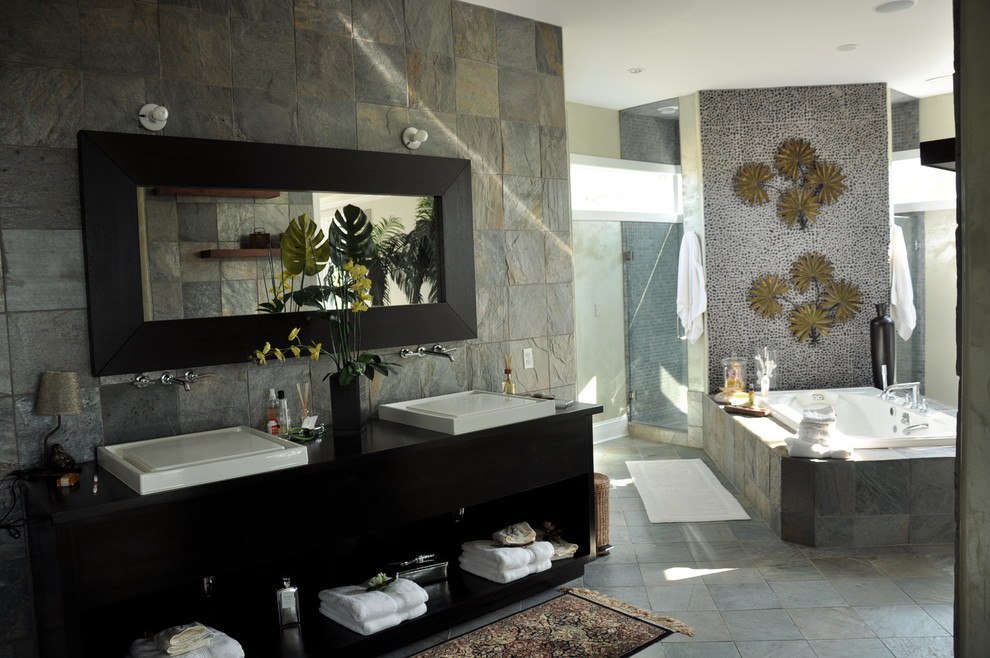 Modern inredning av ett stort en-suite badrum, med släta luckor, svarta skåp, ett platsbyggt badkar, en dubbeldusch, beige kakel, brun kakel, grå kakel, vit kakel, skiffergolv, ett fristående handfat och träbänkskiva