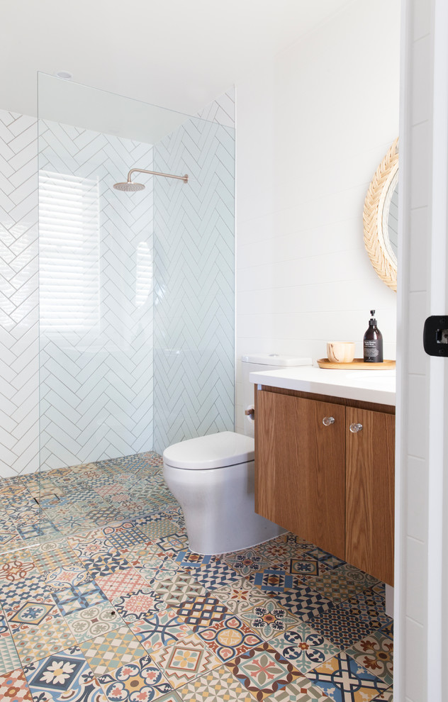 Идея дизайна: ванная комната в морском стиле с плоскими фасадами, душем в нише, раздельным унитазом, белой плиткой, плиткой кабанчик, белыми стенами, душевой кабиной, подвесной раковиной, разноцветным полом и открытым душем