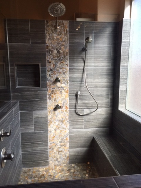 Diseño de cuarto de baño principal marinero de tamaño medio con ducha abierta, baldosas y/o azulejos grises y suelo de baldosas tipo guijarro