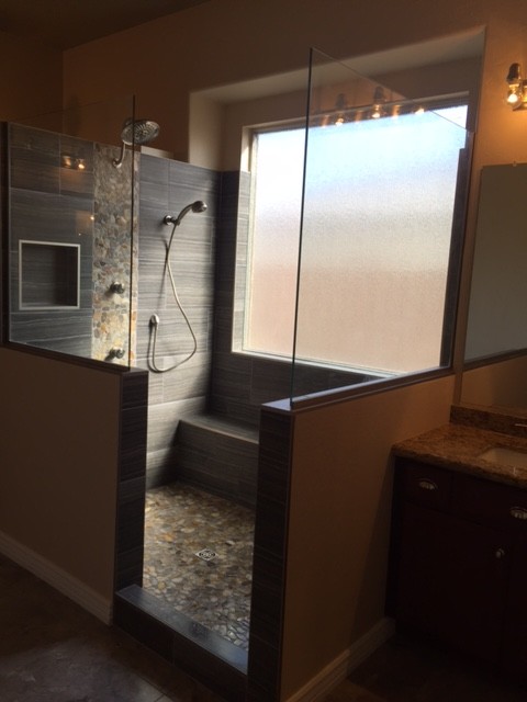 Foto de cuarto de baño principal costero de tamaño medio con ducha abierta, baldosas y/o azulejos grises y suelo de baldosas tipo guijarro