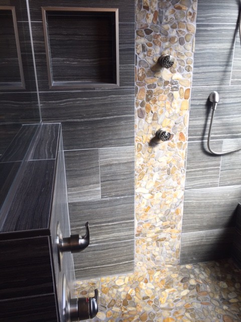 Ejemplo de cuarto de baño principal costero de tamaño medio con ducha abierta, baldosas y/o azulejos grises y suelo de baldosas tipo guijarro