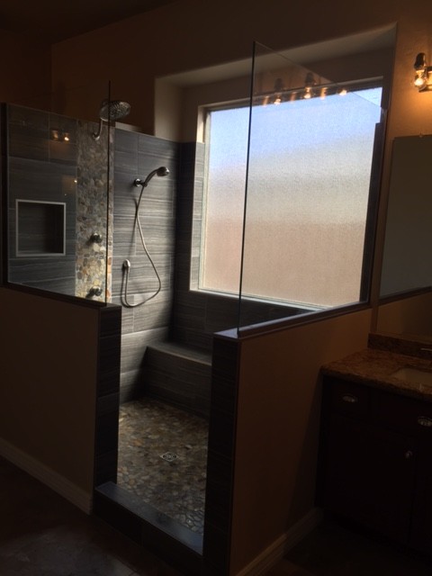 На фото: главная ванная комната среднего размера в морском стиле с открытым душем, серой плиткой и галечной плиткой с