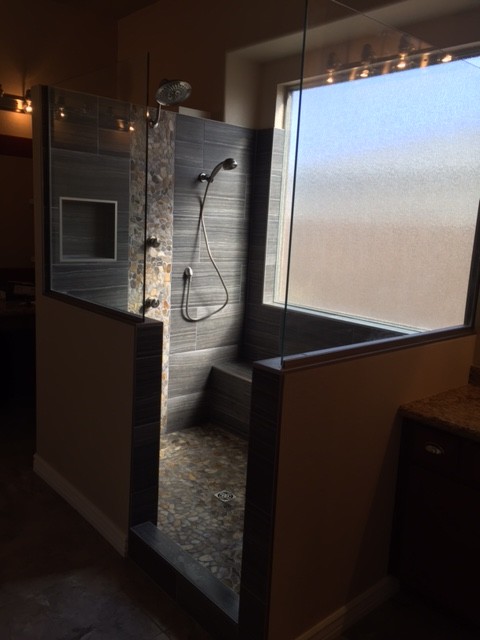 Imagen de cuarto de baño principal costero de tamaño medio con ducha abierta, baldosas y/o azulejos grises y suelo de baldosas tipo guijarro