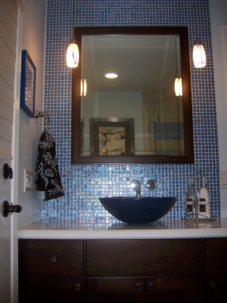 Idee per una stanza da bagno padronale minimalista di medie dimensioni con ante lisce, ante in legno bruno, piastrelle blu, piastrelle di vetro, pareti blu, lavabo a bacinella e top in quarzo composito