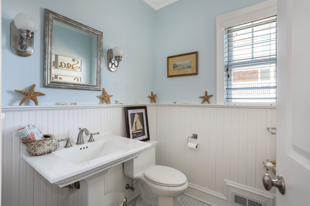 Imagen de cuarto de baño marinero pequeño con aseo y ducha