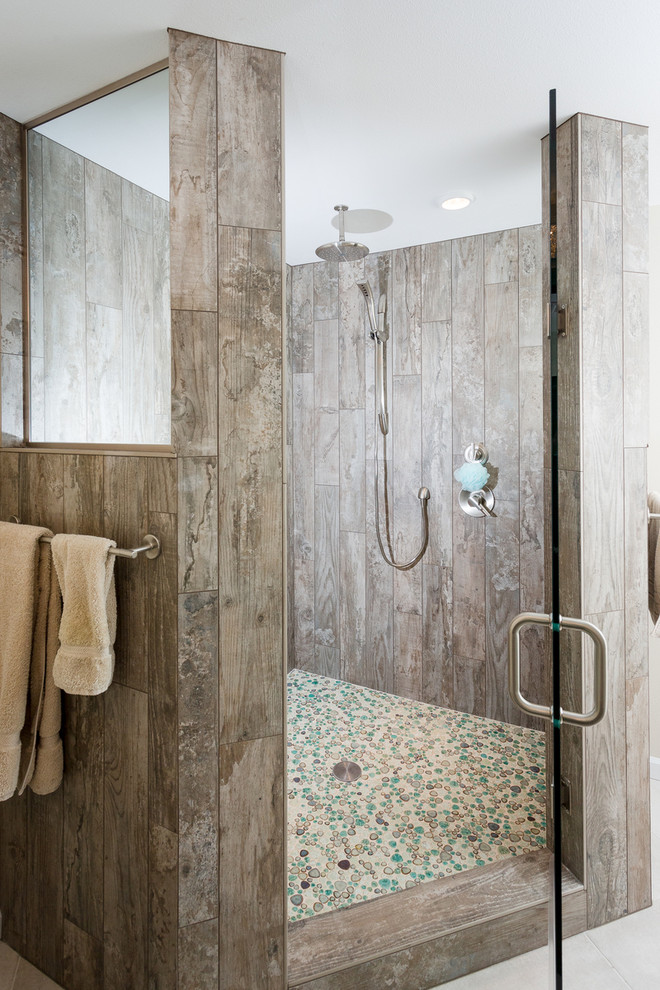 На фото: главная ванная комната в морском стиле с душем в нише, серой плиткой, керамической плиткой и полом из керамической плитки