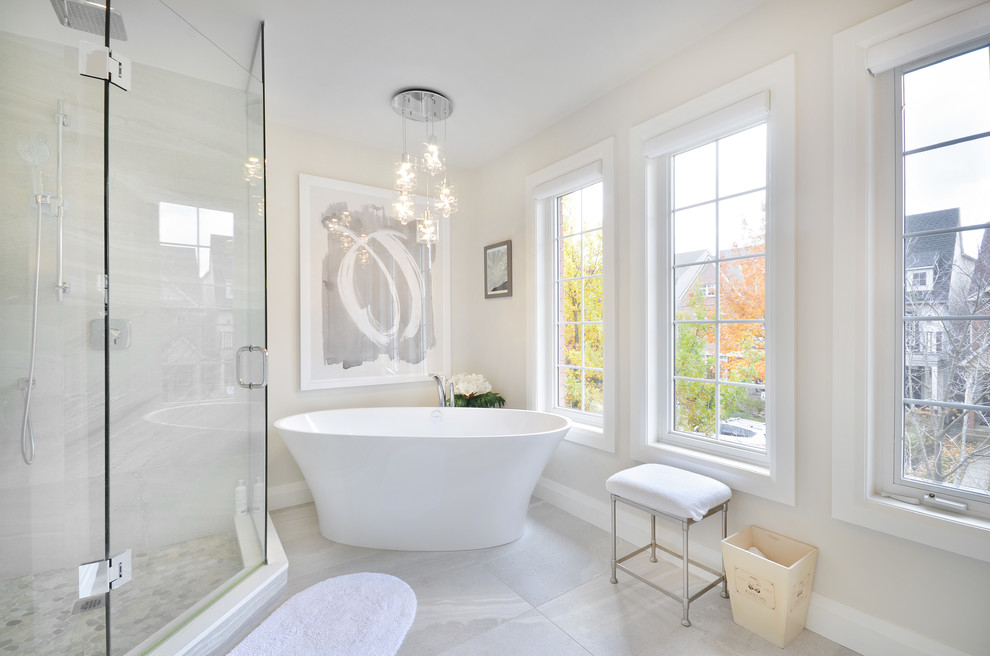 Пример оригинального дизайна: главная ванная комната в стиле неоклассика (современная классика) с отдельно стоящей ванной, угловым душем, белым полом и душем с распашными дверями