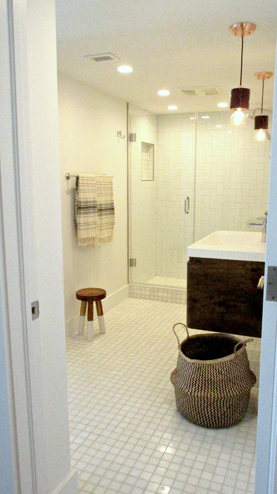 Kleines Maritimes Duschbad mit verzierten Schränken, dunklen Holzschränken, Duschnische, Toilette mit Aufsatzspülkasten, weißen Fliesen, Porzellanfliesen, weißer Wandfarbe, Marmorboden, integriertem Waschbecken und Quarzwerkstein-Waschtisch in Miami