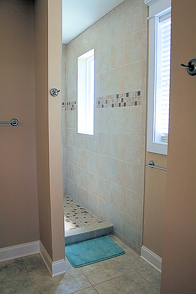 Inspiration pour une salle de bain marine en bois brun avec un lavabo encastré, un placard avec porte à panneau surélevé, un plan de toilette en granite, une douche à l'italienne, WC séparés, un carrelage beige et des carreaux de céramique.