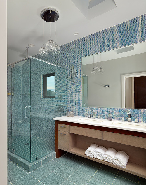 Maritimes Badezimmer mit beigen Schränken, offener Dusche, blauen Fliesen, blauer Wandfarbe, Keramikboden, Waschtisch aus Holz, blauem Boden und Falttür-Duschabtrennung in Charleston