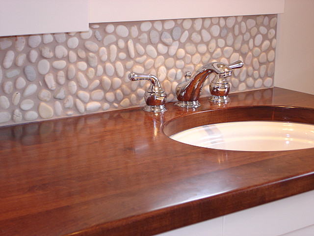 Foto di una stanza da bagno stile marino con top in legno, piastrelle beige, piastrelle di ciottoli e pareti bianche