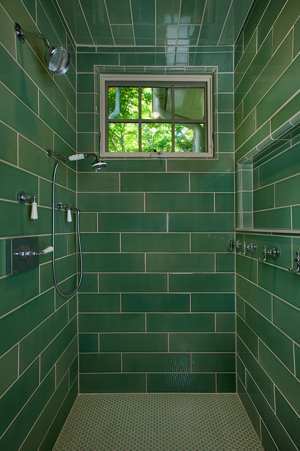 Foto di una stanza da bagno stile marino con doccia a filo pavimento, piastrelle verdi, piastrelle di cemento e pavimento con piastrelle in ceramica