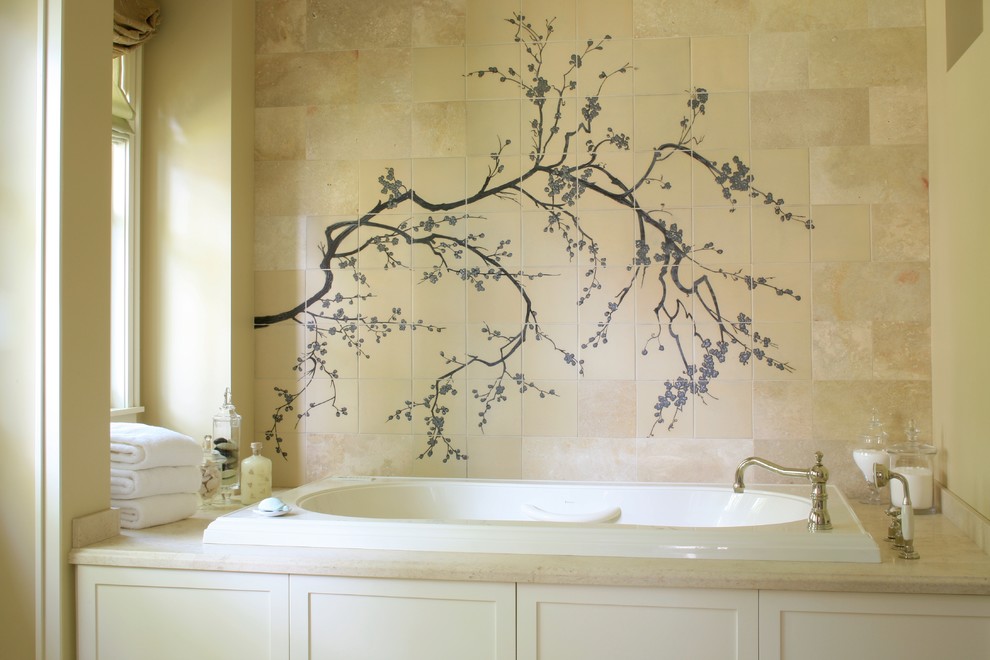 Immagine di una stanza da bagno stile marinaro con vasca ad alcova e pareti beige