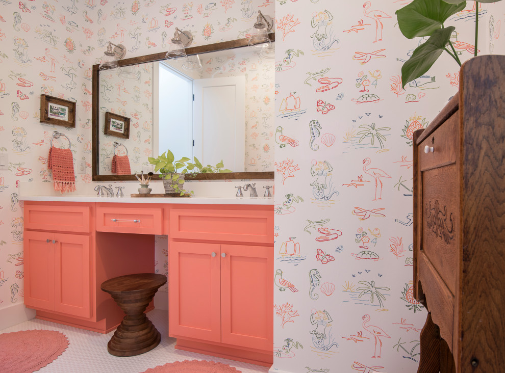 Идея дизайна: ванная комната в морском стиле с фасадами в стиле шейкер, оранжевыми фасадами, разноцветными стенами, полом из мозаичной плитки, врезной раковиной, белым полом, белой столешницей, тумбой под две раковины, встроенной тумбой и обоями на стенах