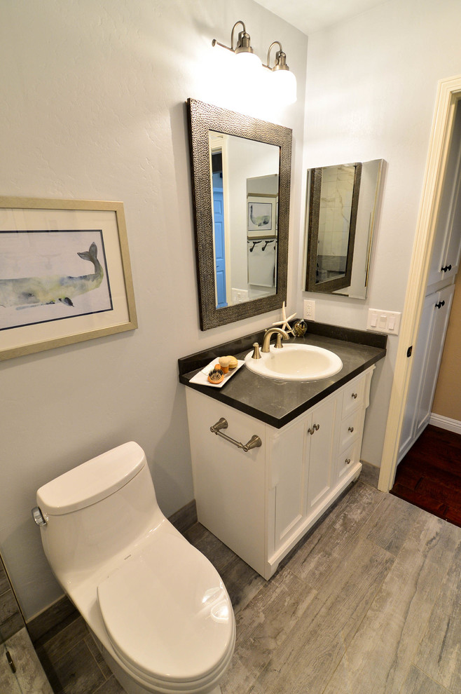 Idéer för små maritima badrum med dusch, med ett undermonterad handfat, luckor med infälld panel, vita skåp, bänkskiva i kvarts, en öppen dusch, grå kakel, porslinskakel, beige väggar och klinkergolv i porslin