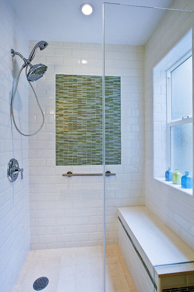 Стильный дизайн: ванная комната в морском стиле с душем в нише и окном - последний тренд