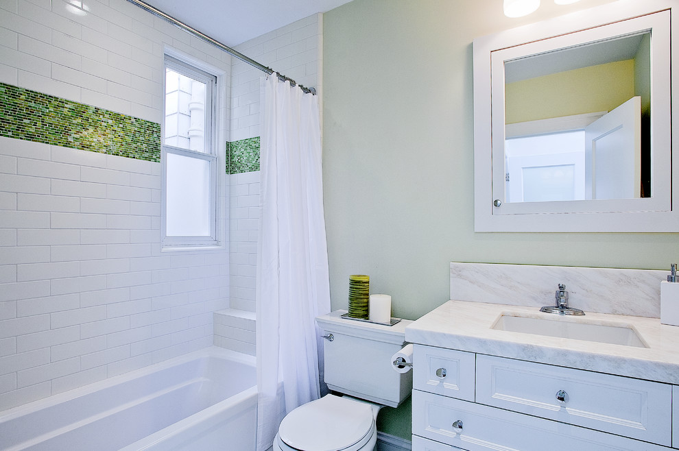 Идея дизайна: ванная комната в морском стиле с мраморной столешницей, шторкой для ванной и окном