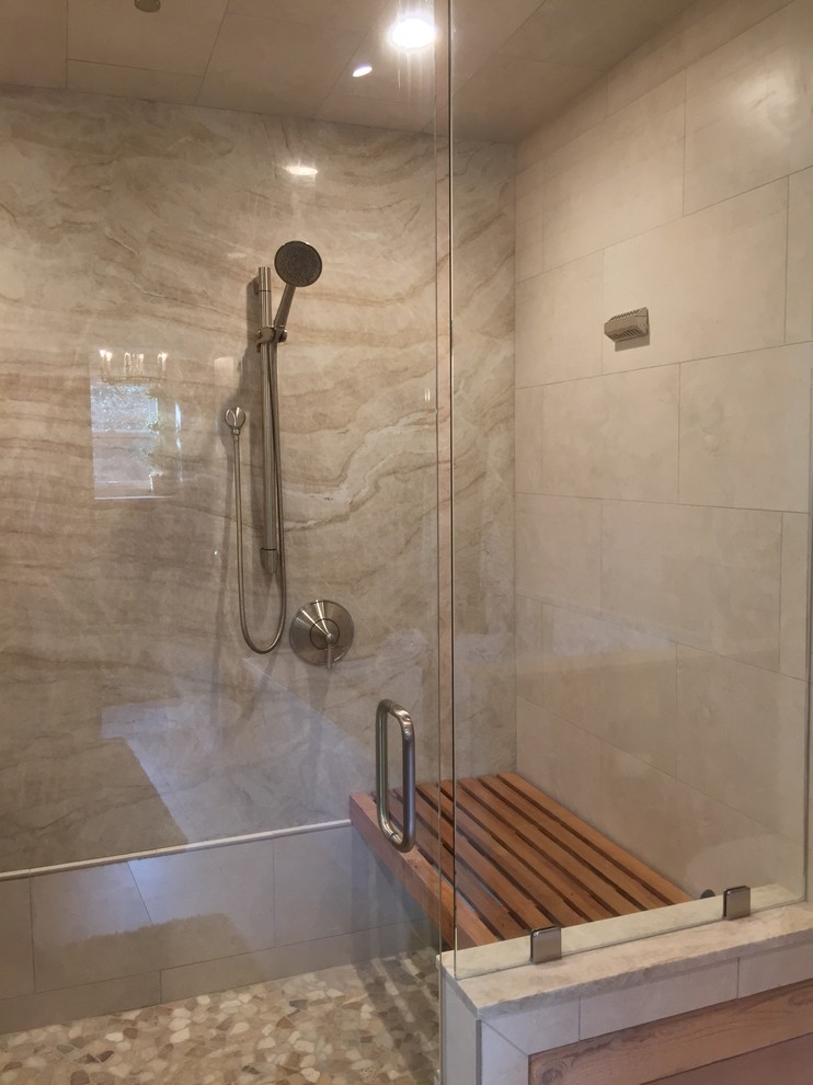 Idéer för mellanstora maritima en-suite badrum, med luckor med infälld panel, grå skåp, ett undermonterat badkar, en dusch i en alkov, beige kakel, stenhäll, beige väggar, klinkergolv i porslin, ett undermonterad handfat, bänkskiva i kvarts och dusch med gångjärnsdörr