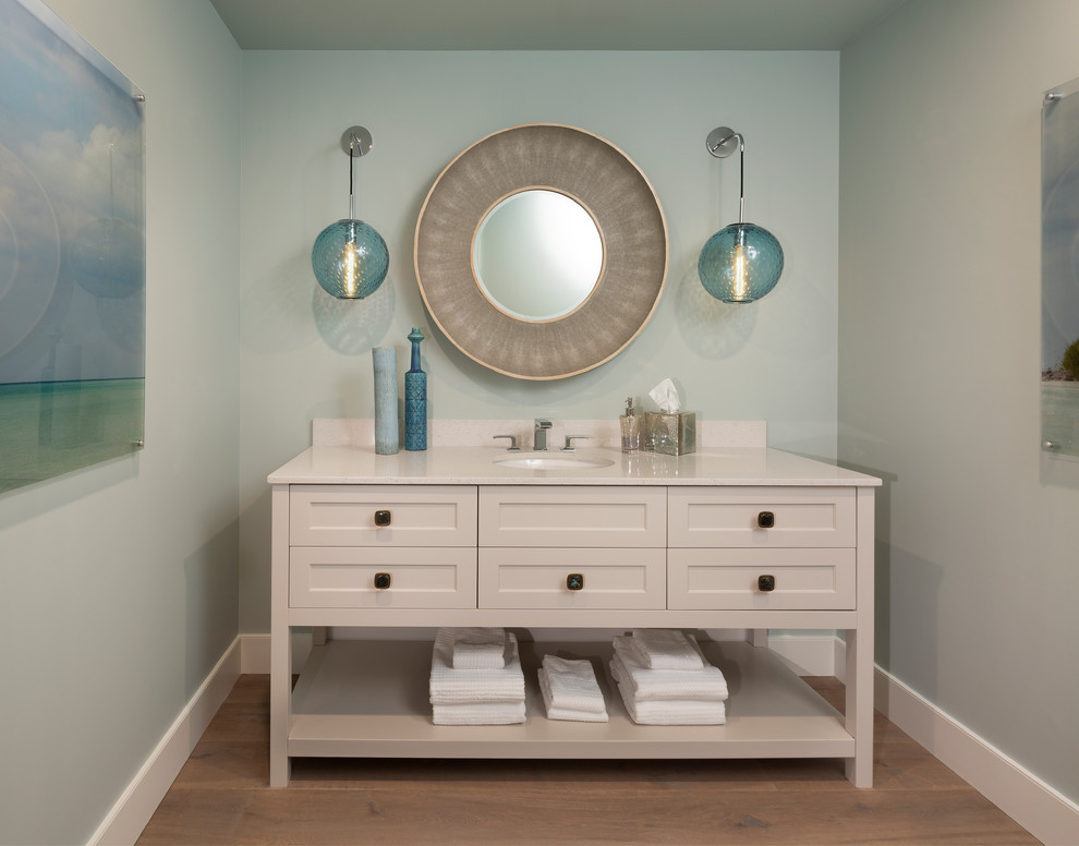 Ispirazione per una stanza da bagno stile marino con ante in stile shaker, ante beige, pareti blu, pavimento in legno massello medio, lavabo sottopiano e top beige