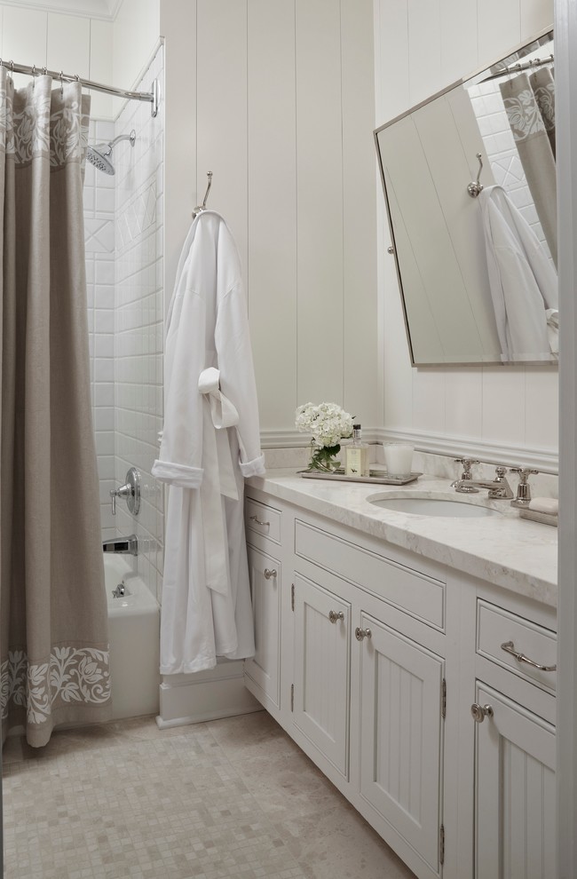Idéer för att renovera ett mellanstort maritimt badrum, med luckor med infälld panel, vita skåp, marmorbänkskiva, en dusch/badkar-kombination, mosaik, vita väggar, marmorgolv, vit kakel och ett undermonterad handfat