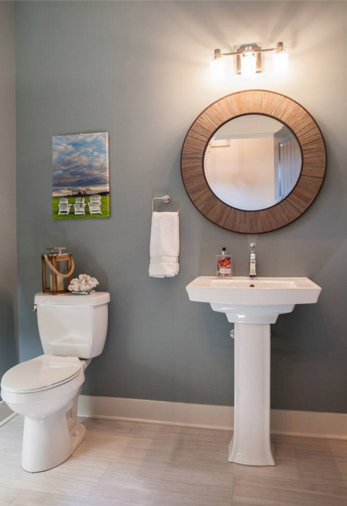 Exemple d'une petite salle de bain bord de mer avec un lavabo de ferme, WC séparés, un carrelage gris, un mur bleu et un sol en carrelage de céramique.