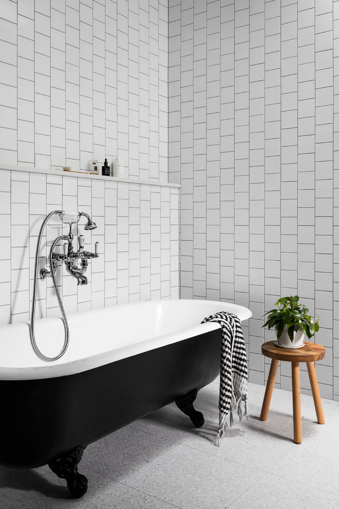 Mittelgroßes Maritimes Badezimmer En Suite mit weißen Fliesen, weißer Wandfarbe, Keramikboden, weißem Boden und Löwenfuß-Badewanne in Melbourne