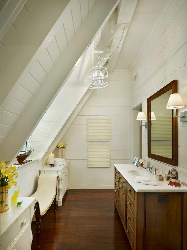 Идея дизайна: ванная комната в морском стиле с фасадами цвета дерева среднего тона, белыми стенами, врезной раковиной, коричневым полом, темным паркетным полом, зеркалом с подсветкой и плоскими фасадами