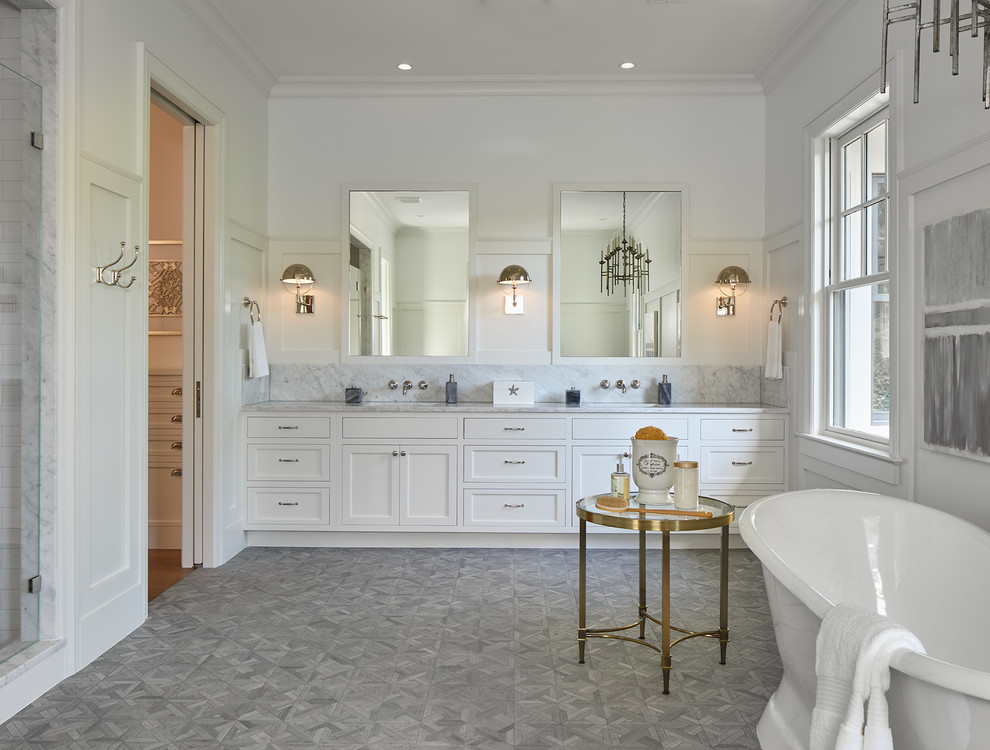Свежая идея для дизайна: главная ванная комната в морском стиле с фасадами в стиле шейкер, белыми фасадами, отдельно стоящей ванной, белыми стенами, серым полом и зеркалом с подсветкой - отличное фото интерьера