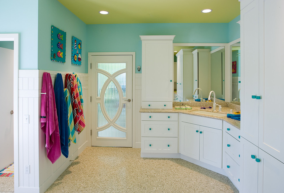 Immagine di una stanza da bagno stile marinaro con lavabo sottopiano