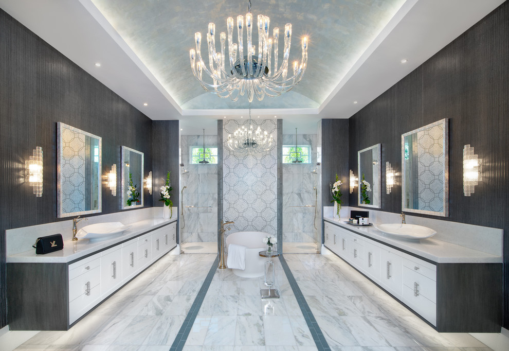 Inspiration för maritima grått en-suite badrum, med vita skåp, ett fristående badkar, en dubbeldusch, flerfärgad kakel, grå väggar, ett fristående handfat, flerfärgat golv och dusch med gångjärnsdörr