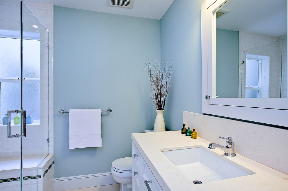 Ejemplo de cuarto de baño costero con baldosas y/o azulejos de cemento