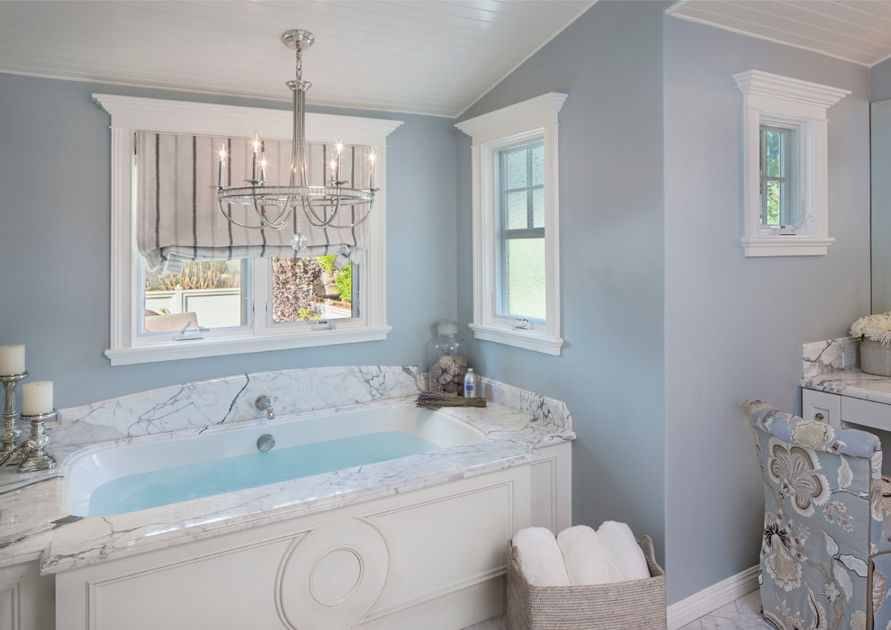 Idee per una stanza da bagno padronale stile marinaro con pareti blu, vasca sottopiano e piastrelle bianche
