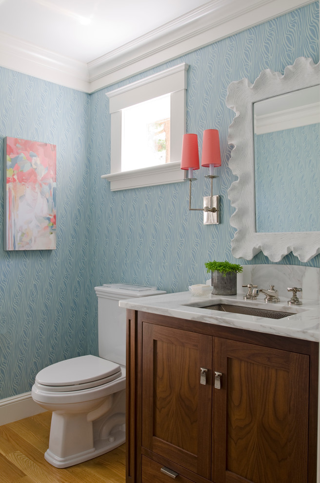 Idéer för att renovera ett maritimt badrum med dusch, med ett undermonterad handfat, skåp i shakerstil, skåp i mörkt trä, marmorbänkskiva, en toalettstol med hel cisternkåpa, blå väggar och mellanmörkt trägolv