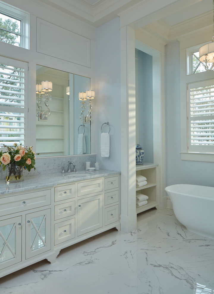 Ejemplo de cuarto de baño a medida costero con armarios estilo shaker, puertas de armario blancas, bañera exenta, paredes grises, lavabo bajoencimera, suelo blanco y encimeras grises