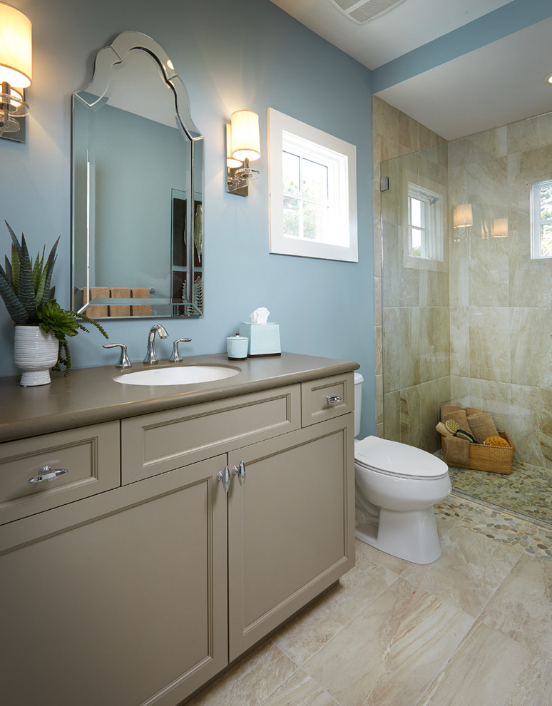 Idee per una stanza da bagno costiera con ante con riquadro incassato, ante grigie, doccia a filo pavimento, piastrelle beige, pareti blu e lavabo sottopiano