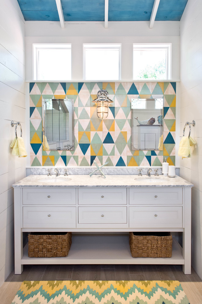 Esempio di una stanza da bagno stile marinaro di medie dimensioni con ante bianche, pareti multicolore, lavabo sottopiano e ante in stile shaker