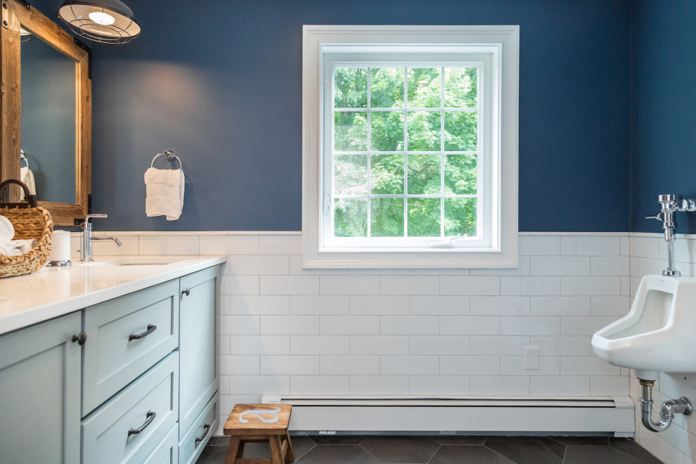 Immagine di una stanza da bagno per bambini stile marino di medie dimensioni con ante in stile shaker, ante blu, vasca ad alcova, piastrelle blu, lavabo sottopiano, top in superficie solida, pavimento grigio e top bianco