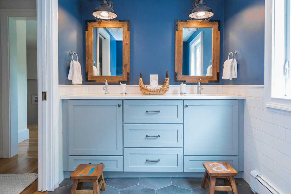 Ispirazione per una stanza da bagno per bambini stile marino di medie dimensioni con ante in stile shaker, ante blu, vasca ad alcova, piastrelle blu, lavabo sottopiano, top in superficie solida, pavimento grigio e top bianco